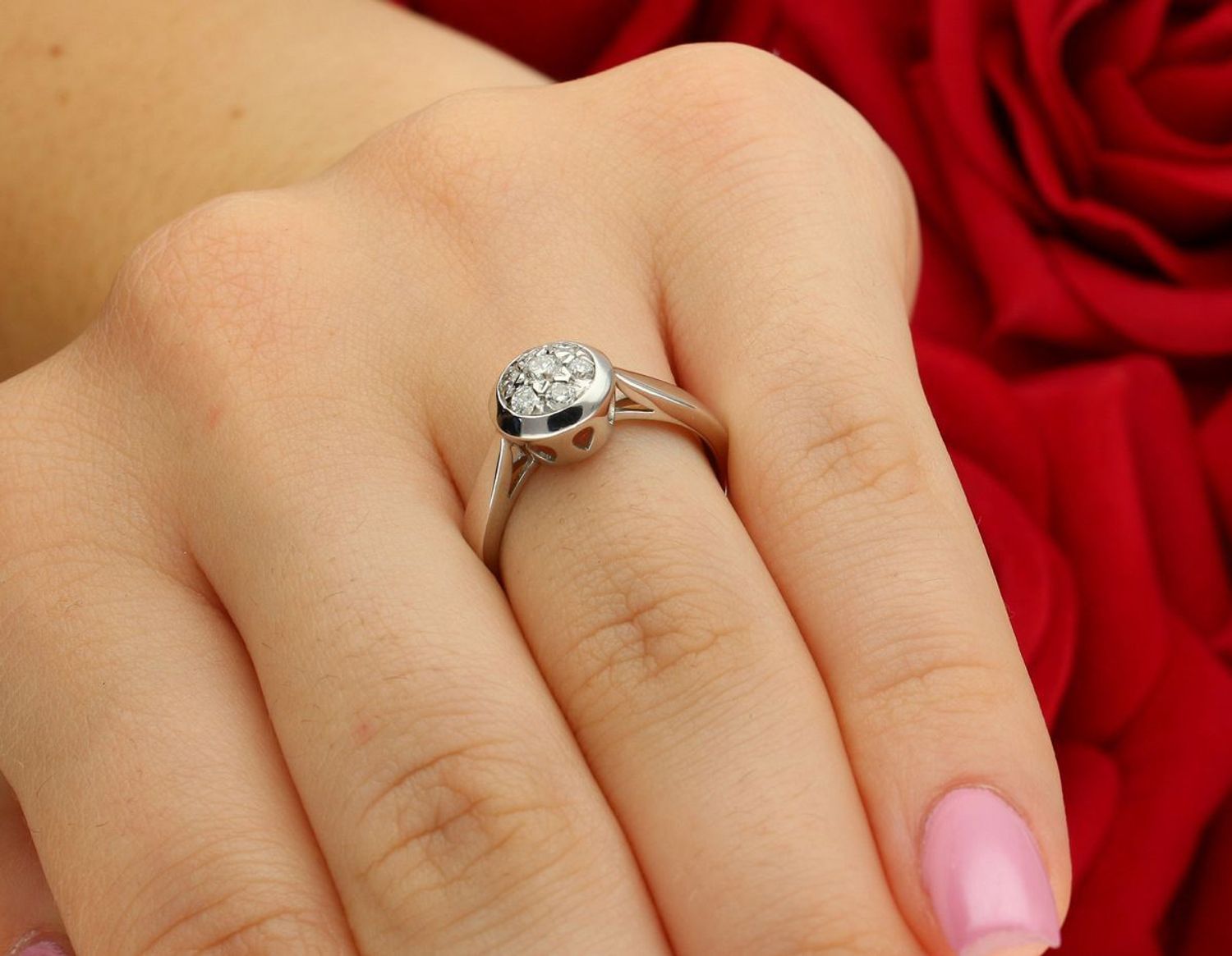 Olśniewający pierścionek z białego złota 585, ozdobiony siedmioma brylantami 0,25 ct. Motyw gwiazdki. Rozmiar 12. Certyfikat autentyczności. Gotowy na prezent!1.jpg